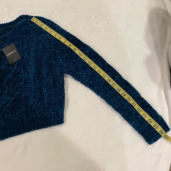 Forever 21 ⭐️2/$25⭐️ cropped sweater -teal - Picture 3 of 6